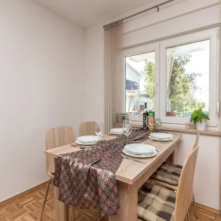 Lilly - Two Bedroom With Terrace And Sea View Apartmán