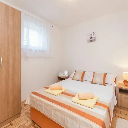 Lilly - Two Bedroom With Terrace And Sea View 公寓 Pašman