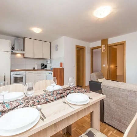 Lilly - Two Bedroom With Terrace And Sea View * Pasman