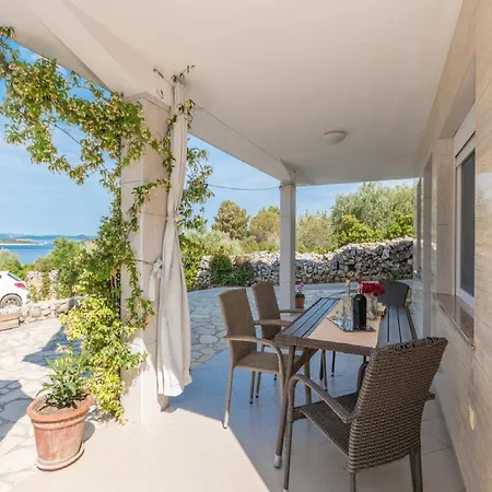 Lilly - Two Bedroom With Terrace And Sea View Apartmán *
